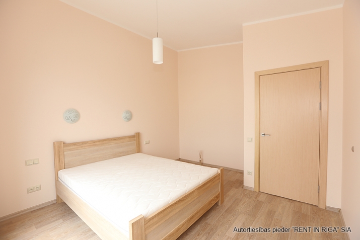 Sludinājumi. Divstavu  rindu mājā ar savu zemesgabalu atrodas slēgta tipa ciematā.  Pirmajā stāvā ir plaša Cena: 350000 EUR Foto #9