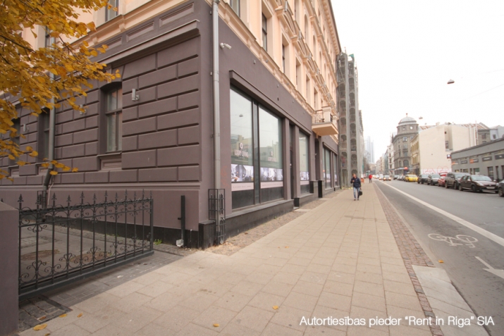 Sludinājumi. Tiek pārdotas komerctelpas, kas atrodas pilnībā renovētā ēkā ar ļoti pateicīgu atrašanās vietu- Cena: 1.3095e+06 EUR Foto #3