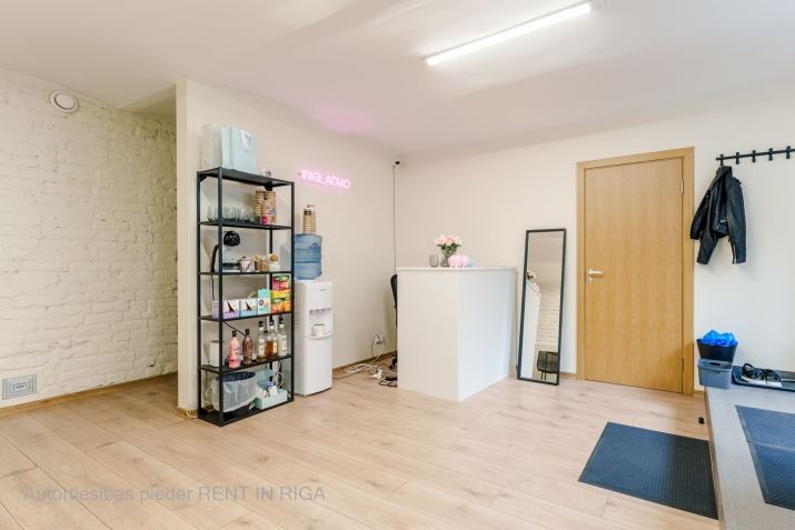 Sludinājumi. Gaišas telpas pie Miera ielas ar skaistu dārzu pagalmā.  Īpašumā tikko veikts kapitālais remonts - Cena: 75000 EUR Foto #4