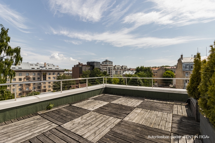 Sludinājumi. Liels dzīvoklis piemērots sadalīšanai mazākos dzīvokļos un izīrēšanai.  74 m2 terase, kopējā Cena: 298000 EUR Foto #1