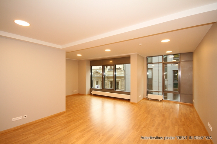 Sludinājumi. Birojs jaunā biroju ēkā Centrā, pie Jeruzalemes ielas, 3. stāvā.   Platība sastāv no atvērta tipa Cena: 1380 EUR/mēn Foto #2