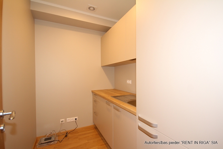 Sludinājumi. Birojs jaunā biroju ēkā Centrā, pie Jeruzalemes ielas, 3. stāvā.   Platība sastāv no atvērta tipa Cena: 1380 EUR/mēn Foto #7