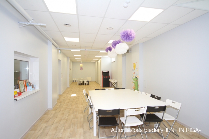 Sludinājumi. Veikala telpas tirdzniecības centrā,  + Centrs atrodas ļoti aktīvā vietā; + telpas ir atbrīvotas un Cena: 1575 EUR/mēn Foto #4