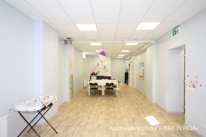 Sludinājumi. Veikala telpas tirdzniecības centrā,  + Centrs atrodas ļoti aktīvā vietā; + telpas ir atbrīvotas un Cena: 1575 EUR/mēn Foto #6