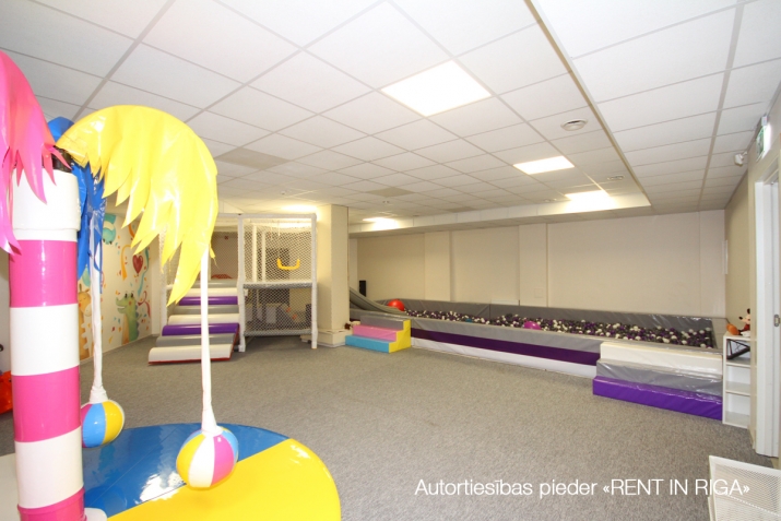 Sludinājumi. Veikala telpas tirdzniecības centrā,  + Centrs atrodas ļoti aktīvā vietā; + telpas ir atbrīvotas un Cena: 1575 EUR/mēn Foto #2