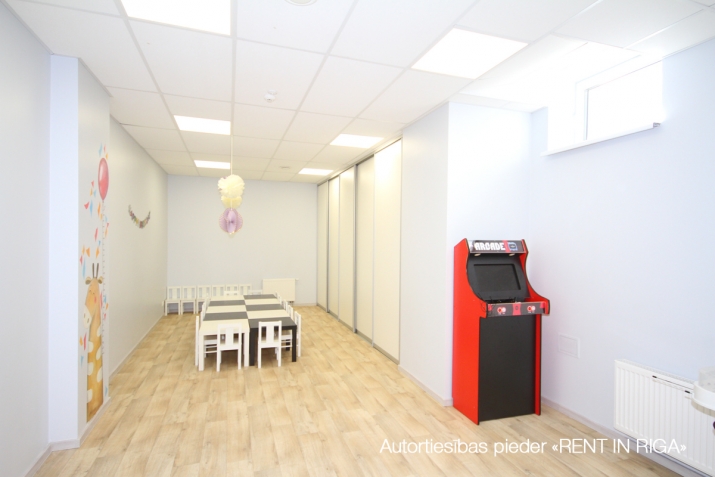 Sludinājumi. Veikala telpas tirdzniecības centrā,  + Centrs atrodas ļoti aktīvā vietā; + telpas ir atbrīvotas un Cena: 1575 EUR/mēn Foto #5