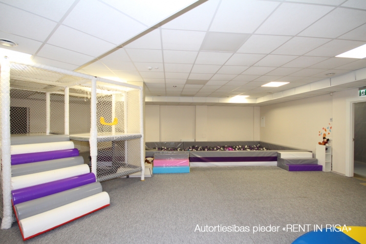 Sludinājumi. Veikala telpas tirdzniecības centrā,  + Centrs atrodas ļoti aktīvā vietā; + telpas ir atbrīvotas un Cena: 1575 EUR/mēn Foto #3