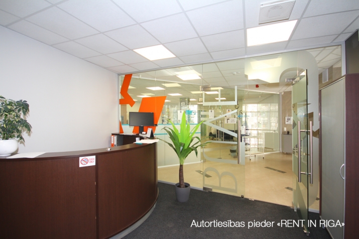 Sludinājumi. Veikala telpas tirdzniecības centrā,  + Centrs atrodas ļoti aktīvā vietā; + telpas ir atbrīvotas un Cena: 1575 EUR/mēn Foto #9