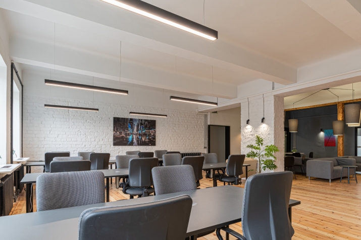 Sludinājumi. Birojs ar radošu un industriālu atmosfēru  augsti griesti, koka dēļu grīdas, atsegtas koka sijas un Cena: 2318 EUR/mēn Foto #2