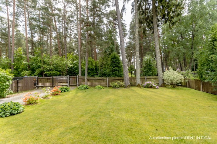 Sludinājumi. Divstāvu māja ar plašu teritoriju īrei Jūrmalā, Valteros  tikai 100 m līdz Lielupei.   Tiek izīrēta Cena: 1200 EUR/mēn Foto #3