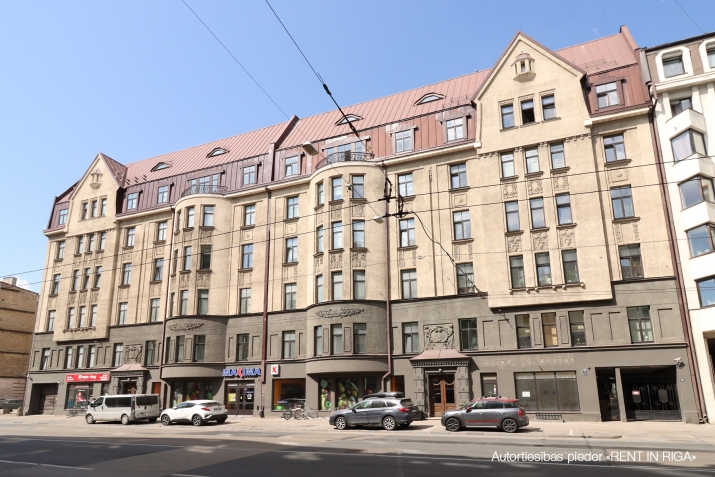 Sludinājumi. Tiek pārdots plašs 4-istabu dzīvoklis pilnībā renovētā mājā  prestižā Rīgas rajonā. Trīs Cena: 330000 EUR Foto #1