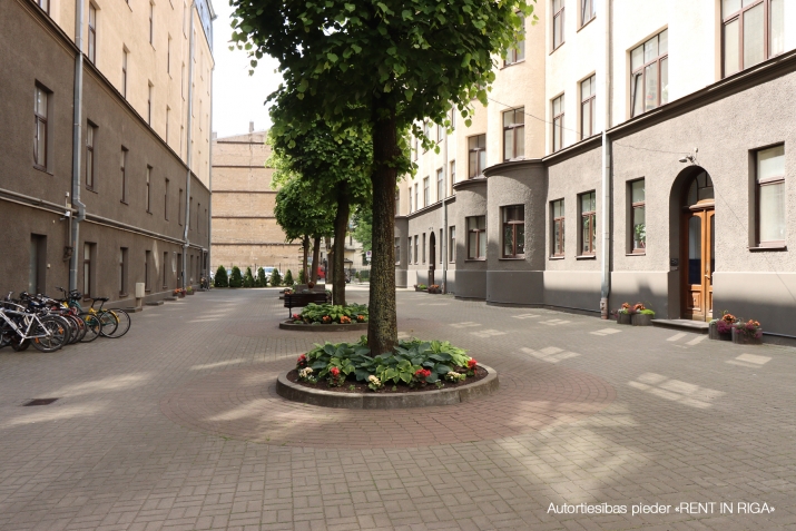 Sludinājumi. Tiek pārdots plašs 4-istabu dzīvoklis pilnībā renovētā mājā  prestižā Rīgas rajonā. Trīs Cena: 330000 EUR Foto #2