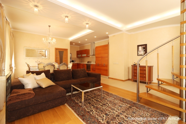 Sludinājumi. Tiek pārdots plašs 4-istabu dzīvoklis pilnībā renovētā mājā  prestižā Rīgas rajonā. Trīs Cena: 330000 EUR Foto #6