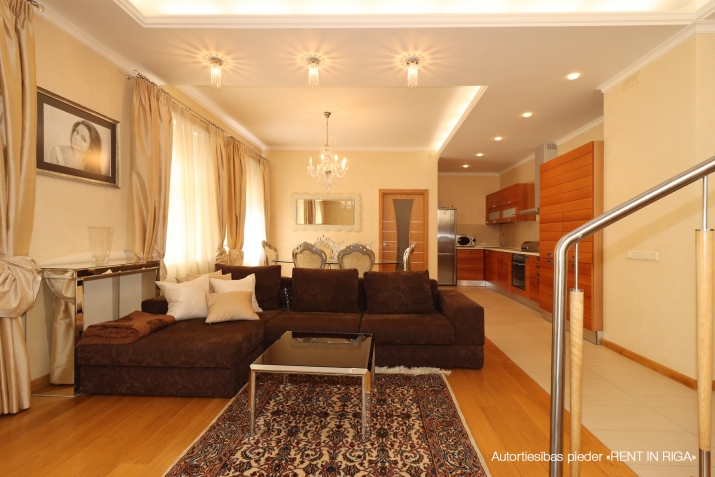 Sludinājumi. Tiek pārdots plašs 4-istabu dzīvoklis pilnībā renovētā mājā  prestižā Rīgas rajonā. Trīs Cena: 330000 EUR Foto #7