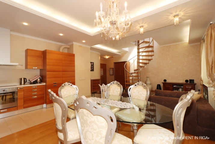 Sludinājumi. Tiek pārdots plašs 4-istabu dzīvoklis pilnībā renovētā mājā  prestižā Rīgas rajonā. Trīs Cena: 330000 EUR Foto #9