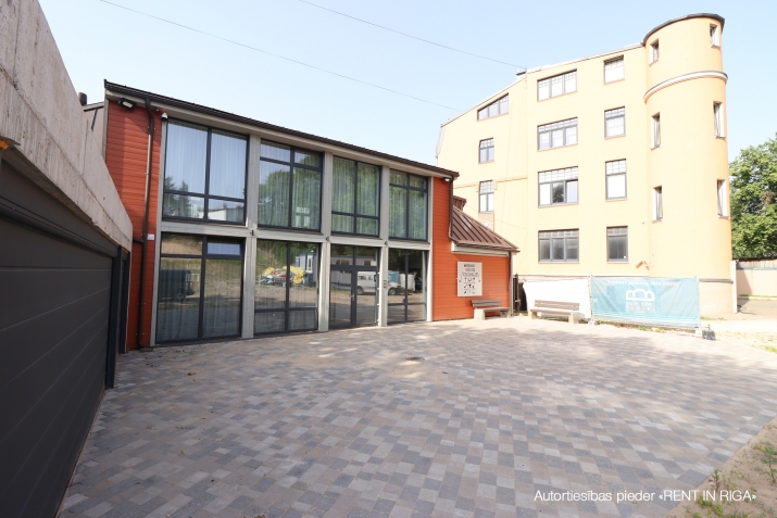 Sludinājumi. Iznomā mūsdienīgas un labiekārtotas biroja telpas jaunajā ēkā pirmajā stāvā. Kopējā telpu platība Cena: 3313 EUR/mēn Foto #1