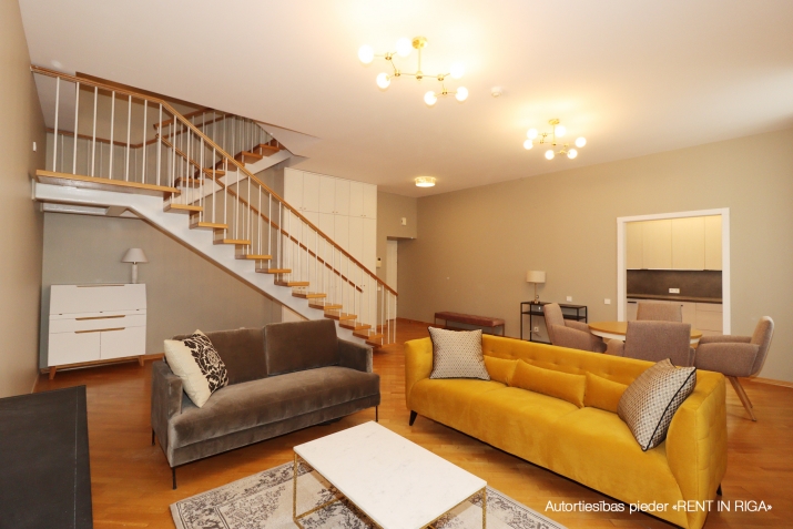 Объявление. Продается двухэтажнaя кватрирa площадью 100 м2 (3-й и 4-й этажи). + В 2006 году в доме была Цена: 273000 EUR Foto #2