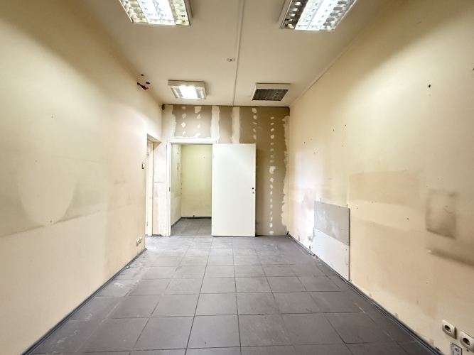 Sludinājumi. Telpas nelielai ražošanai, veikalam vai citai nodarbei.  Renovēta multifunkcionāla ēka Pētersalas Cena: 660 EUR/mēn Foto #3