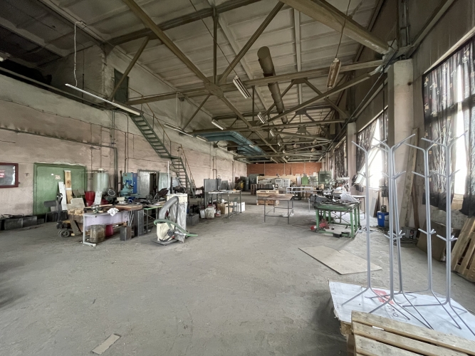 Sludinājumi. Ražotne vai noliktava tuvajā Purvciemā. Platība 360 m2. WC ir koplietošanā. Griestu augstums telpās Cena: 900 EUR/mēn Foto #1