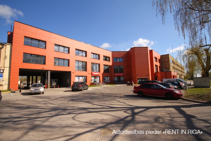 Объявление. Svaigas telpas renovētā būvē Juglā, Brīvības gatvē 403.  Telpas var pielāgot birojam, medicīnas Цена: 750 EUR/мес. Foto #1