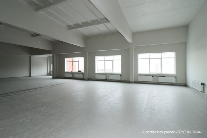 Объявление. Svaigas telpas renovētā būvē Juglā, Brīvības gatvē 403.  Telpas var pielāgot birojam, medicīnas Цена: 750 EUR/мес. Foto #4