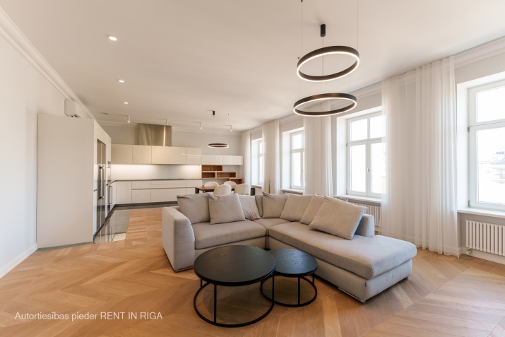 Sludinājumi. \'Elizabetes Rezidence\', viena no spilgtākajām Rīgas arhitektūras mantojuma pērlēm, celta 19. Cena: 3502 EUR/mēn Foto #3