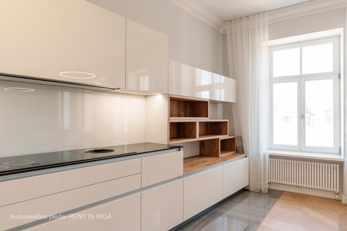 Sludinājumi. \'Elizabetes Rezidence\', viena no spilgtākajām Rīgas arhitektūras mantojuma pērlēm, celta 19. Cena: 3502 EUR/mēn Foto #8