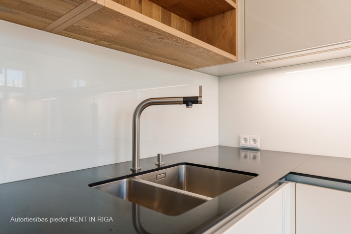 Sludinājumi. \'Elizabetes Rezidence\', viena no spilgtākajām Rīgas arhitektūras mantojuma pērlēm, celta 19. Cena: 3502 EUR/mēn Foto #9