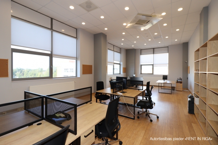 Sludinājumi. Plašas, gaišas un pilnībā mēbelētas biroja telpas mūsdienīgā biroju ēkā.  Plānojums: plaša ieejas Cena: 1272 EUR/mēn Foto #1