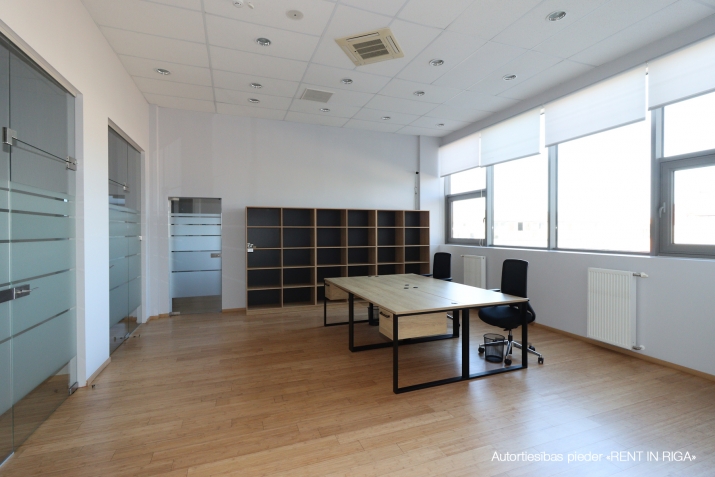 Sludinājumi. Plašas, gaišas un pilnībā mēbelētas biroja telpas mūsdienīgā biroju ēkā.  Plānojums: plaša ieejas Cena: 1272 EUR/mēn Foto #2