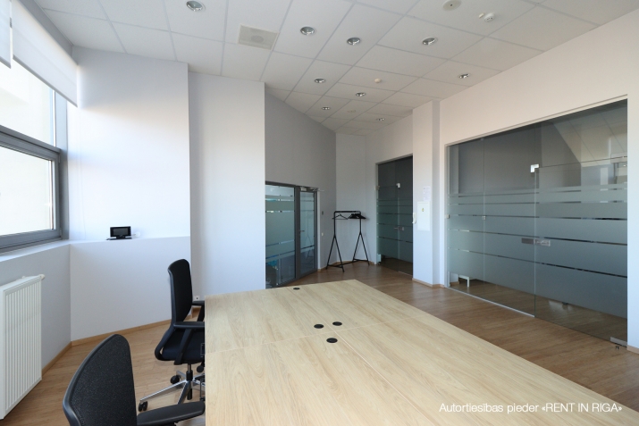 Sludinājumi. Plašas, gaišas un pilnībā mēbelētas biroja telpas mūsdienīgā biroju ēkā.  Plānojums: plaša ieejas Cena: 1272 EUR/mēn Foto #3