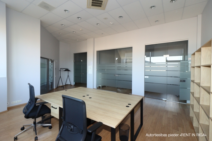 Sludinājumi. Plašas, gaišas un pilnībā mēbelētas biroja telpas mūsdienīgā biroju ēkā.  Plānojums: plaša ieejas Cena: 1272 EUR/mēn Foto #4