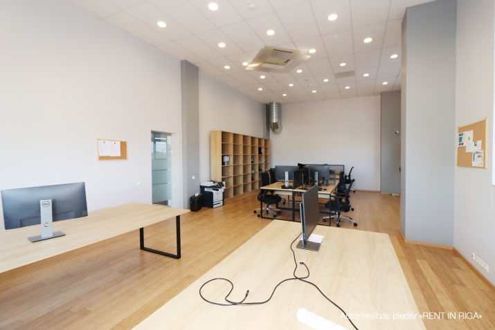 Sludinājumi. Plašas, gaišas un pilnībā mēbelētas biroja telpas mūsdienīgā biroju ēkā.  Plānojums: plaša ieejas Cena: 1272 EUR/mēn Foto #5