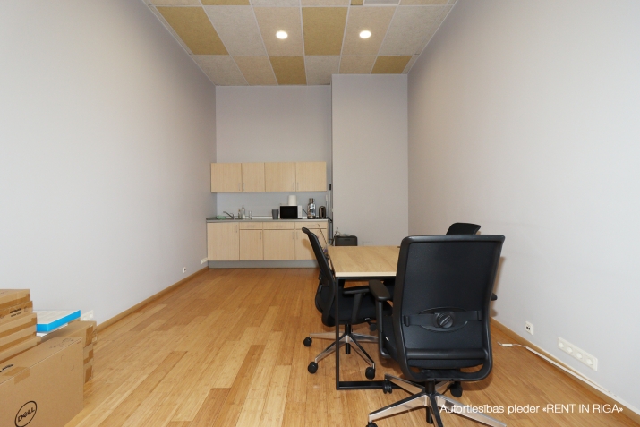 Sludinājumi. Plašas, gaišas un pilnībā mēbelētas biroja telpas mūsdienīgā biroju ēkā.  Plānojums: plaša ieejas Cena: 1272 EUR/mēn Foto #7