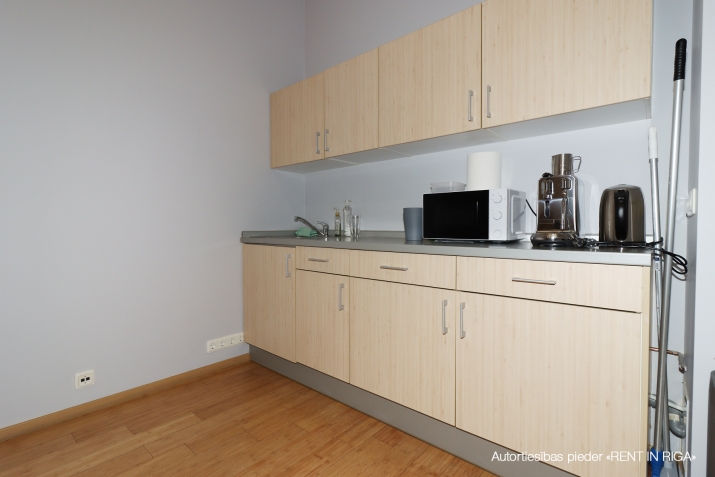 Sludinājumi. Plašas, gaišas un pilnībā mēbelētas biroja telpas mūsdienīgā biroju ēkā.  Plānojums: plaša ieejas Cena: 1272 EUR/mēn Foto #9