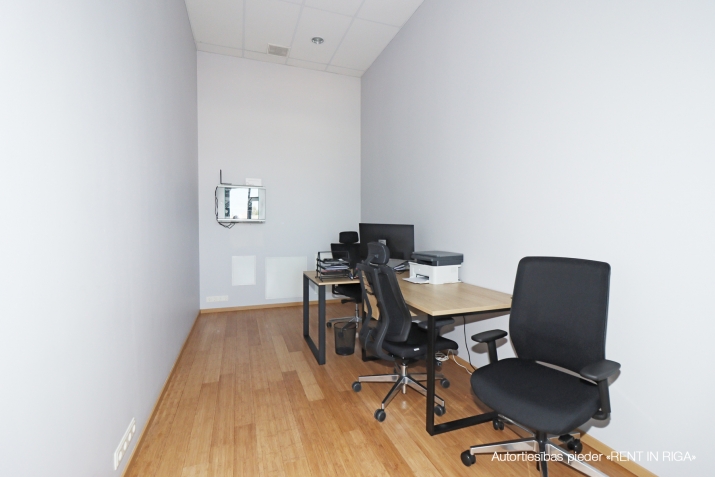 Sludinājumi. Plašas, gaišas un pilnībā mēbelētas biroja telpas mūsdienīgā biroju ēkā.  Plānojums: plaša ieejas Cena: 1272 EUR/mēn Foto #6