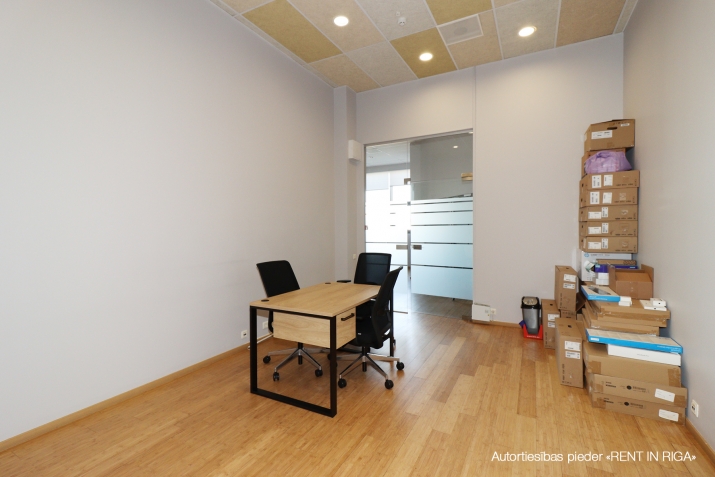 Sludinājumi. Plašas, gaišas un pilnībā mēbelētas biroja telpas mūsdienīgā biroju ēkā.  Plānojums: plaša ieejas Cena: 1272 EUR/mēn Foto #8