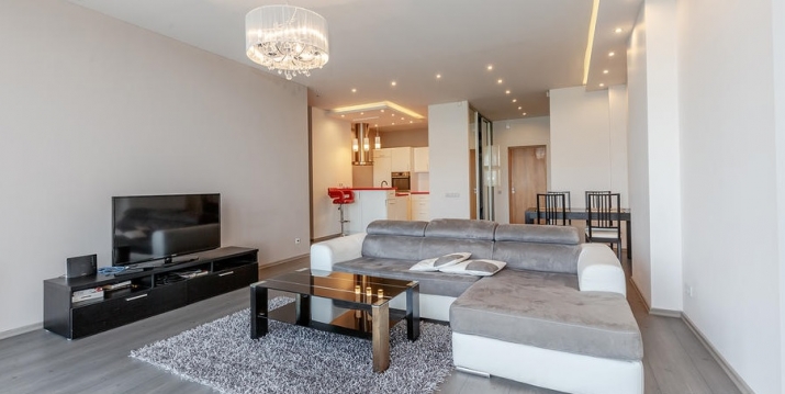 Sludinājumi. Tiek  pārdots pilnībā aprīkots un labiekārtots divistabu dzīvoklis ar visām ērtībām: iebūvēti Cena: 170000 EUR Foto #4