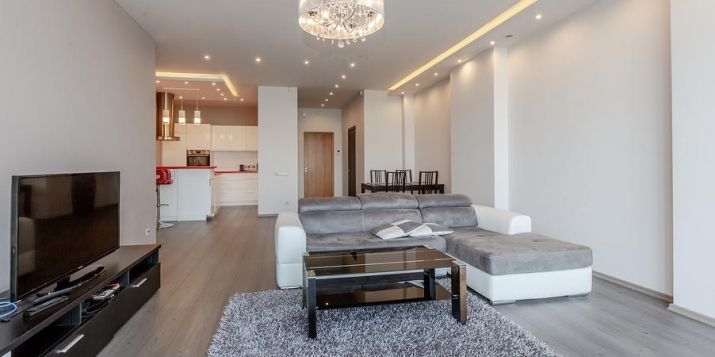 Sludinājumi. Tiek  pārdots pilnībā aprīkots un labiekārtots divistabu dzīvoklis ar visām ērtībām: iebūvēti Cena: 170000 EUR Foto #5