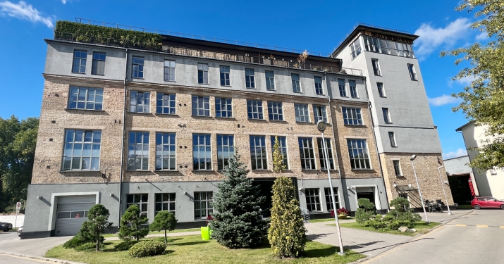 Sludinājumi. Tiek  pārdots pilnībā aprīkots un labiekārtots divistabu dzīvoklis ar visām ērtībām: iebūvēti Cena: 170000 EUR Foto #1