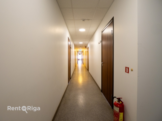 Объявление. Сдаётся в аренду офисное здание в Ильгюциемсе.  Общая площадь здания: 1500 м 1-й этаж  462 м 2-й Цена: 7500 EUR/мес. Foto #5