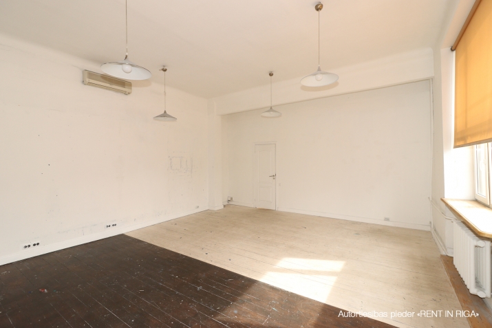 Объявление. Аренда помещений в здании Латвийского союза художников  Сдаются помещения в престижном и культурно Цена: 275 EUR/мес. Foto #2