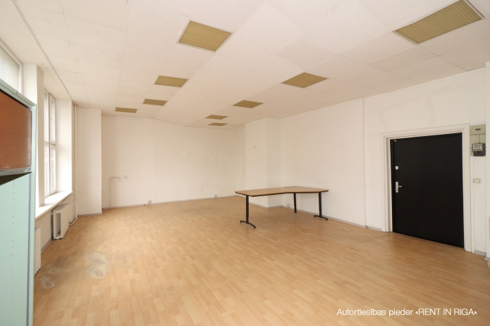 Sludinājumi. Telpas īrei Latvijas Mākslinieku savienības ēkā  Tiek iznomātas telpas prestižā un kultūrvēsturiski Cena: 224 EUR/mēn Foto #1