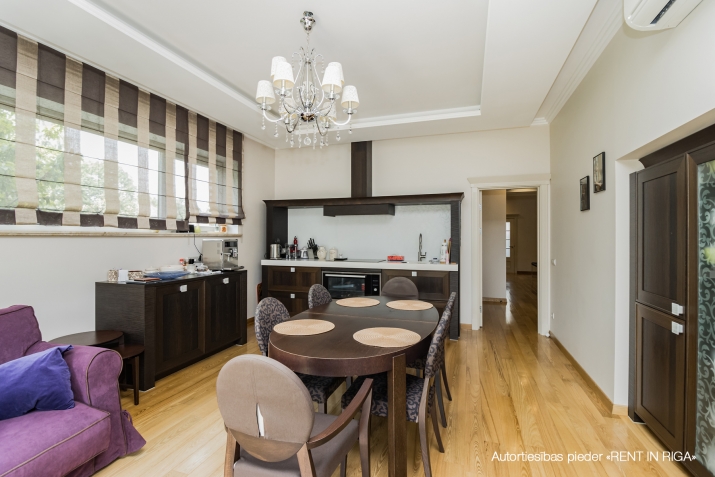 Sludinājumi. Tiek pārdots plašs īpašums Jūrmalā, jūras pusē.  Īpašums sastāv no diviem dzīvokļiem, kas ir Cena: 500000 EUR Foto #5