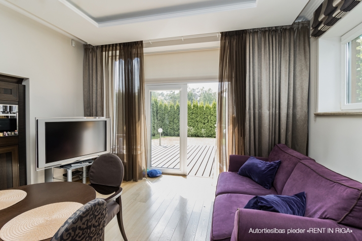 Sludinājumi. Tiek pārdots plašs īpašums Jūrmalā, jūras pusē.  Īpašums sastāv no diviem dzīvokļiem, kas ir Cena: 500000 EUR Foto #9