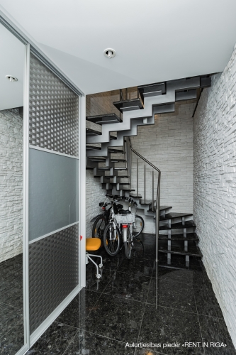 Sludinājumi. Tiek pārdots plašs īpašums Jūrmalā, jūras pusē.  Īpašums sastāv no diviem dzīvokļiem, kas ir Cena: 500000 EUR Foto #2