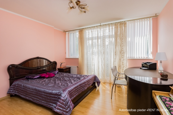 Sludinājumi. Tiek pārdots plašs īpašums Jūrmalā, jūras pusē.  Īpašums sastāv no diviem dzīvokļiem, kas ir Cena: 500000 EUR Foto #4