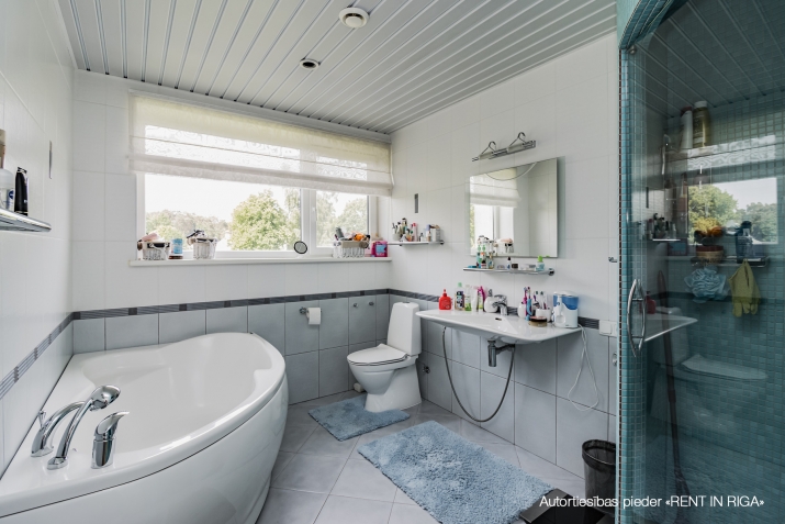 Sludinājumi. Tiek pārdots plašs īpašums Jūrmalā, jūras pusē.  Īpašums sastāv no diviem dzīvokļiem, kas ir Cena: 500000 EUR Foto #6