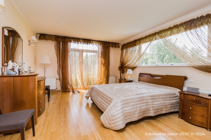 Sludinājumi. Tiek pārdots plašs īpašums Jūrmalā, jūras pusē.  Īpašums sastāv no diviem dzīvokļiem, kas ir Cena: 500000 EUR Foto #8