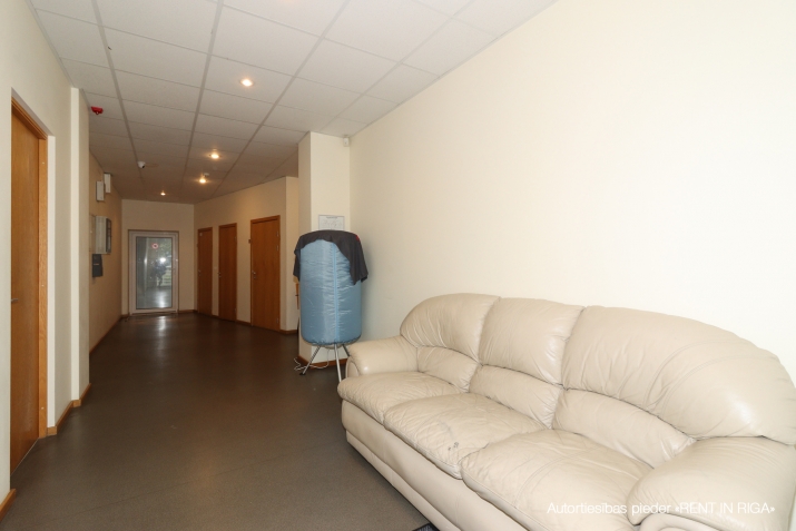 Sludinājumi. Administratīva divstāvu ēkā Purvciemā.  Kopējā ēkas platība 2024,3 m2. Kopējā iznomājamā platība Cena: 1.6e+06 EUR Foto #9